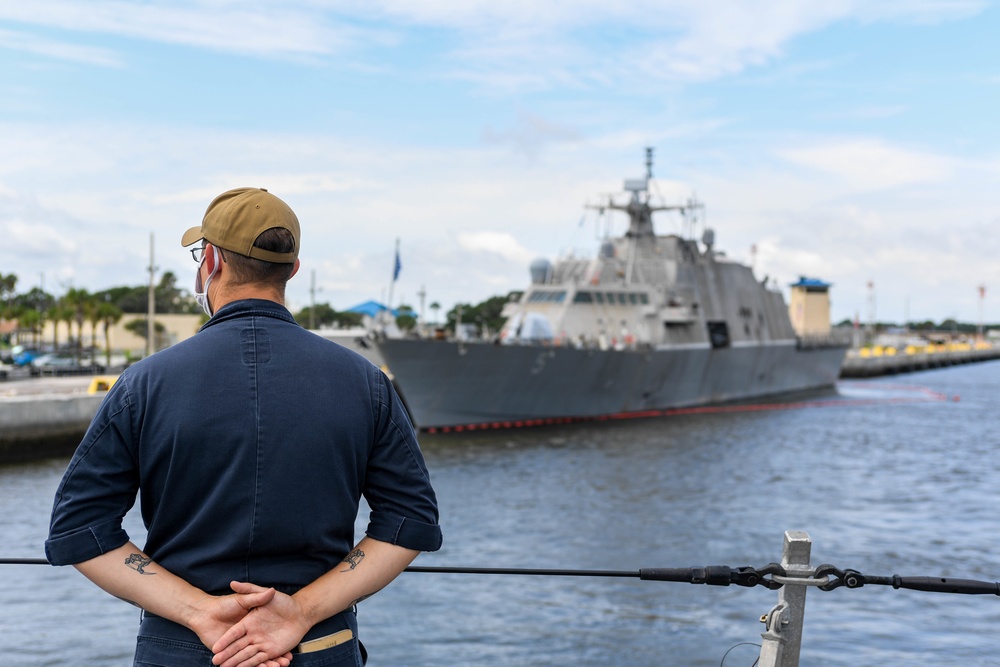 USS Sioux City Gets Underway