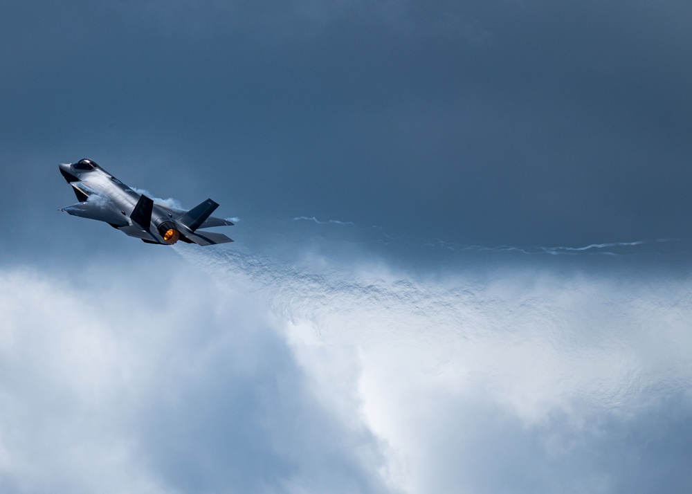 F-35 Demo Team flies at the 2020 New York Air Show