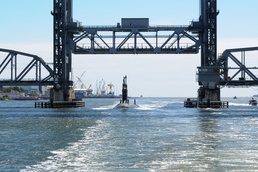 USS Texas Arrives in Groton