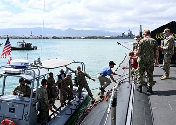 SECDEF Visits USS Missouri (SSN 780)