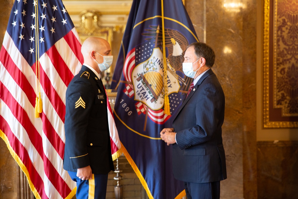 Gov. Herbert presents Utah Medal of Valor to Utah Guard Soldier