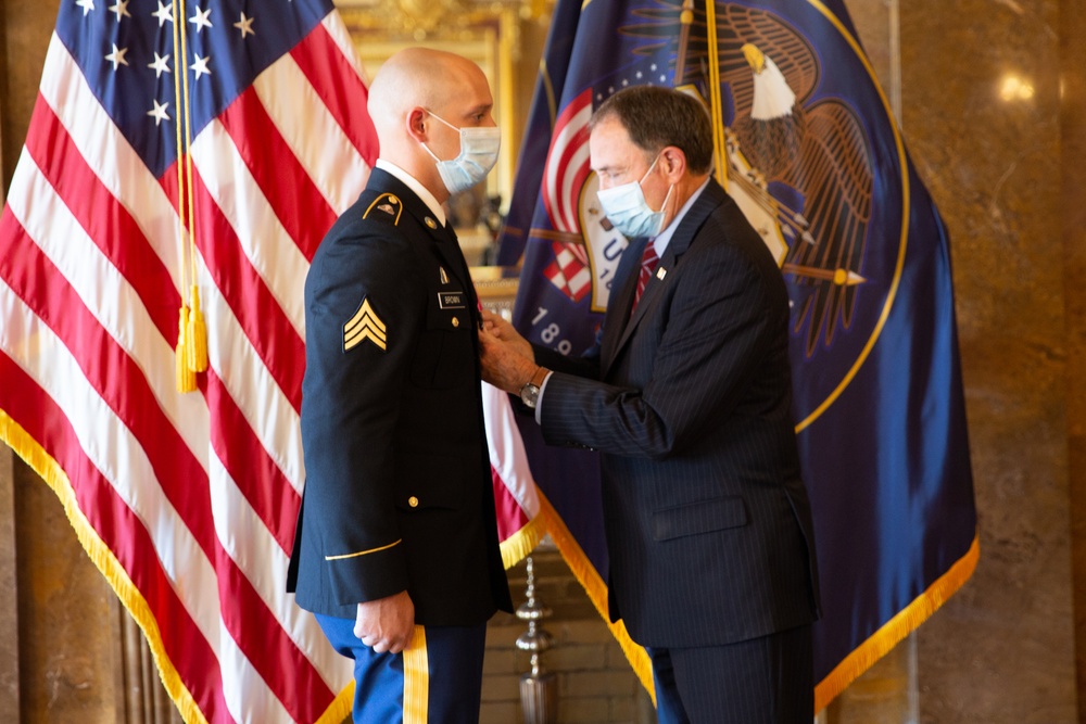 Gov. Herbert presents Utah Medal of Valor to Utah Guard Soldier