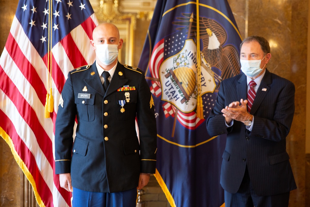 Gov. Herbert presents Utah Medal of Valor to Utah Guard Soldier