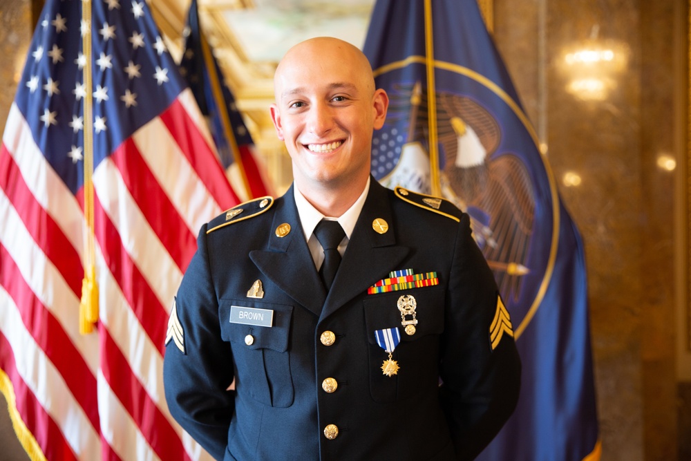 Gov. Herbert presents Utah Medal of Valor to Utah Guard Soldier