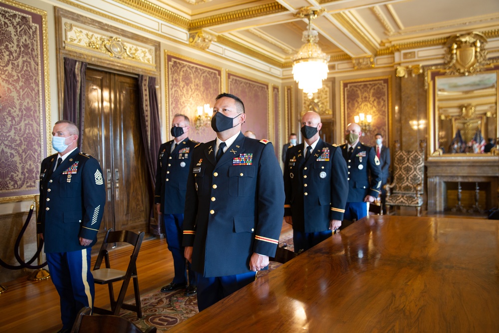 Gov. Herbert presents Utah Medal of Valor to Utah Guard Soldier