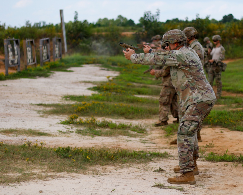 Paratroopers train with M17 service pistol