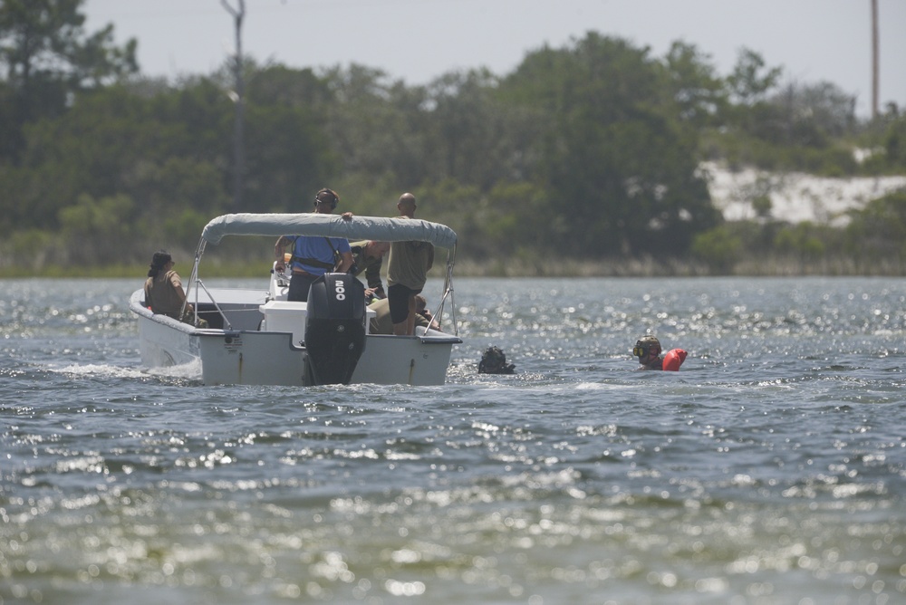 SERE specialists conduct rescue hoist training