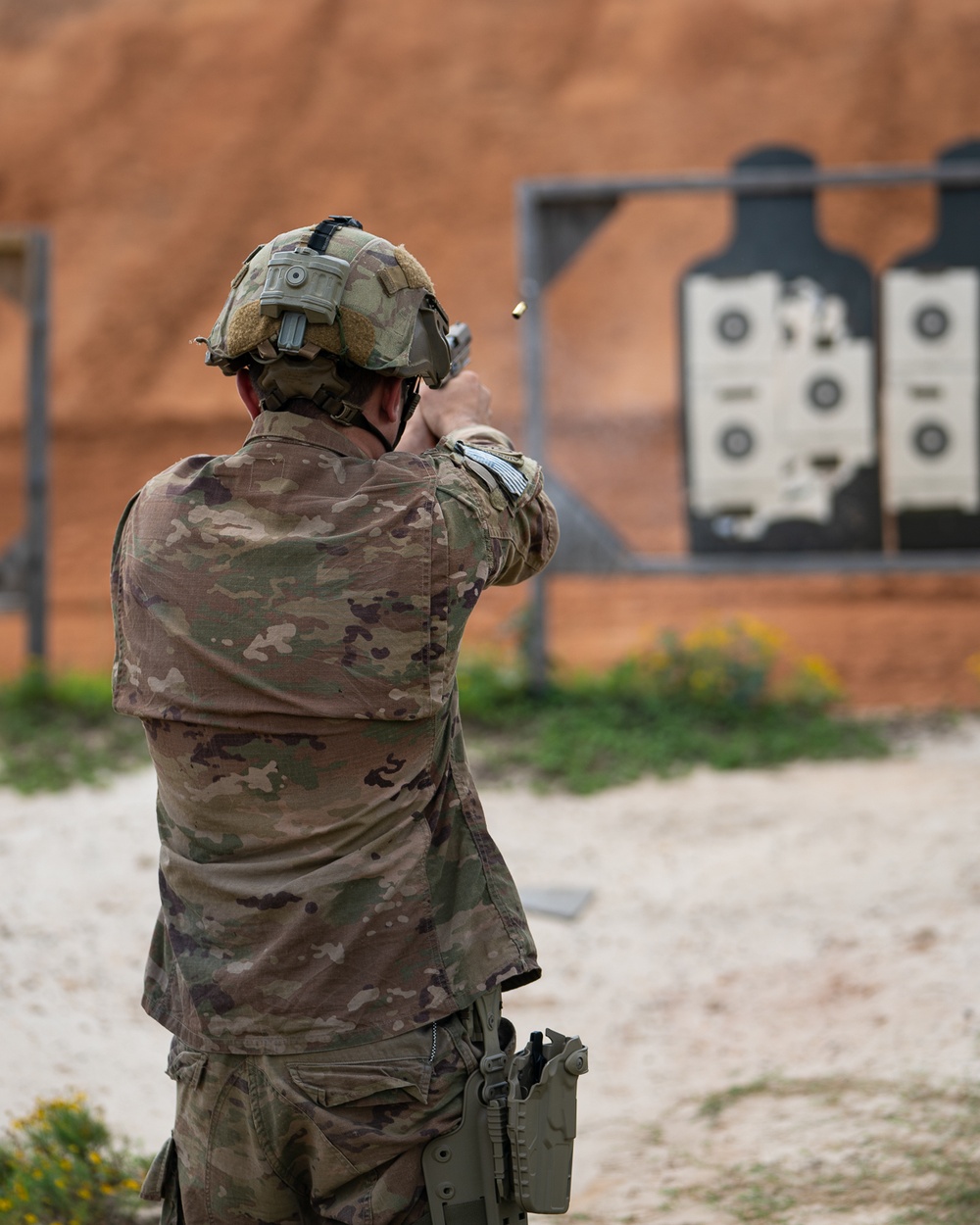 Paratroopers train with new M17 service pistol