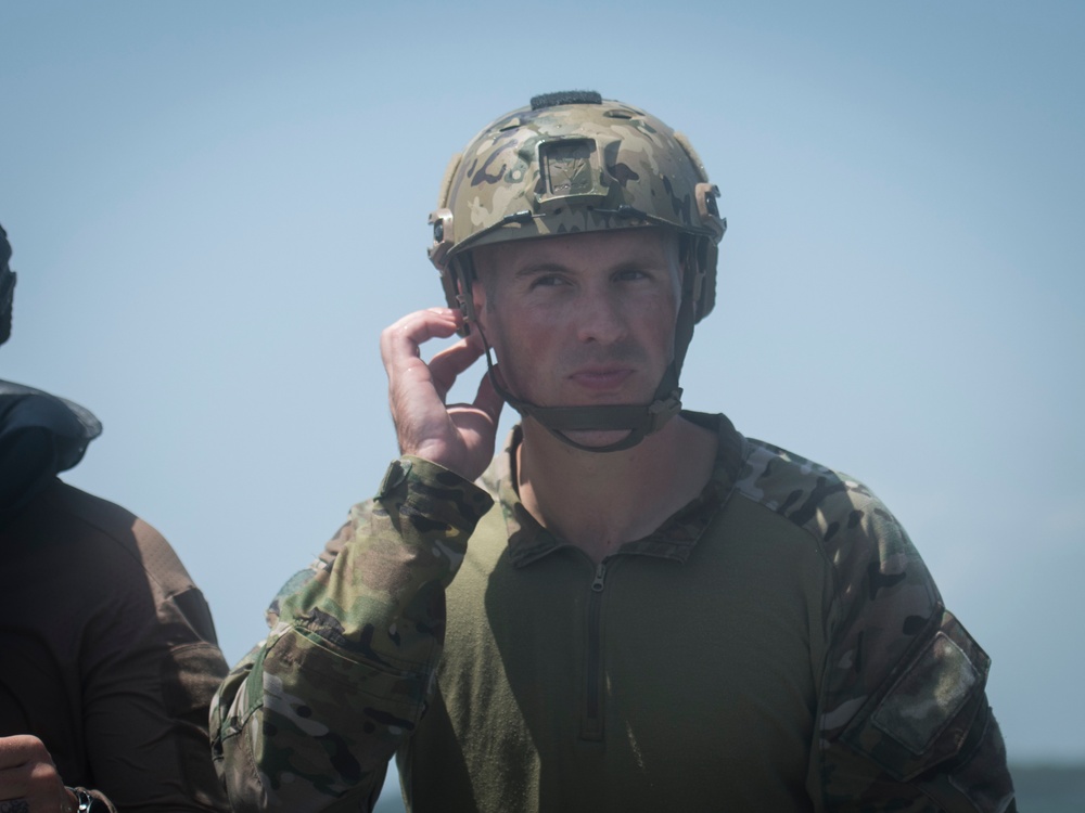 SERE specialists connect with Ospreys, conduct rescue hoist operations