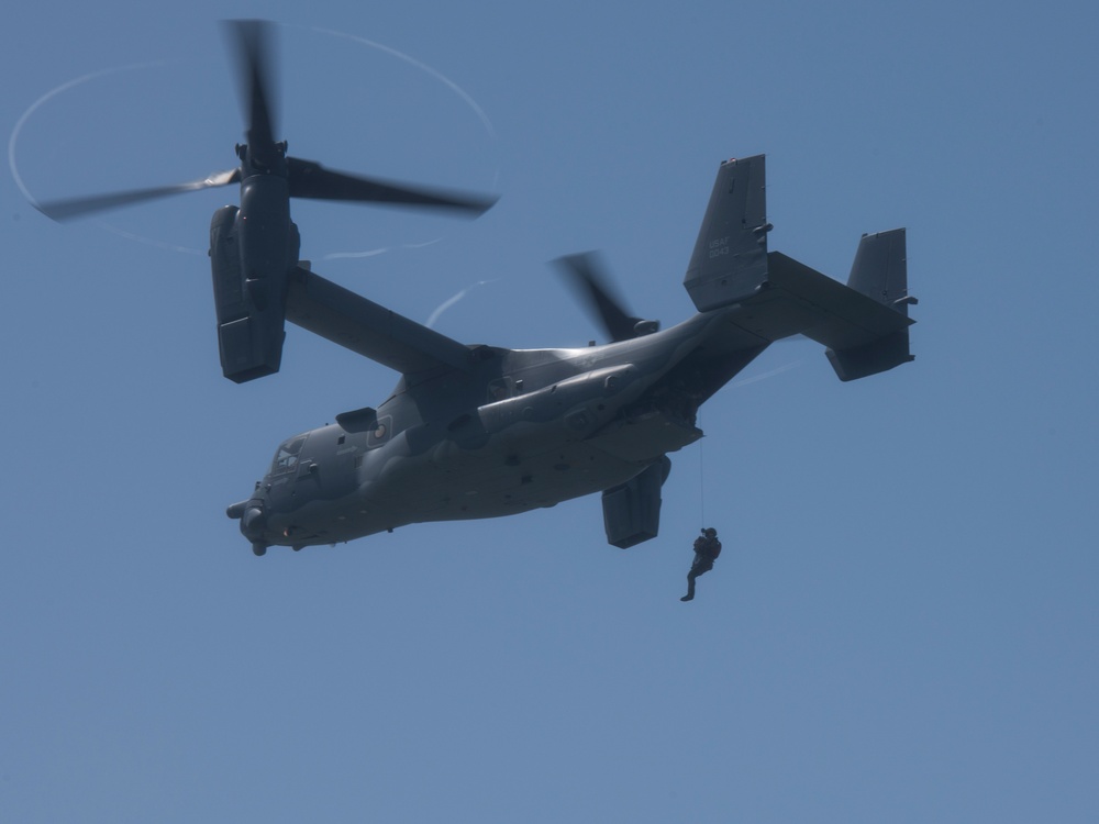 SERE specialists connect with Ospreys, conduct rescue hoist operations