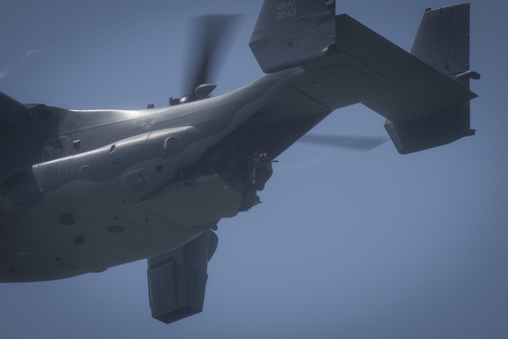 SERE specialists connect with Ospreys, conduct rescue hoist operations