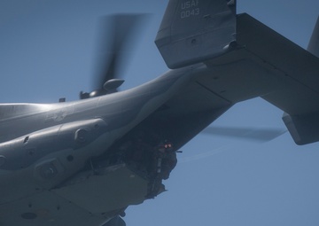 SERE specialists connect with Ospreys, conduct rescue hoist operations
