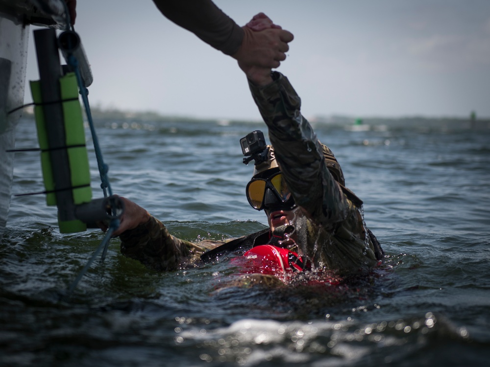 SERE specialists connect with Ospreys, conduct rescue hoist operations