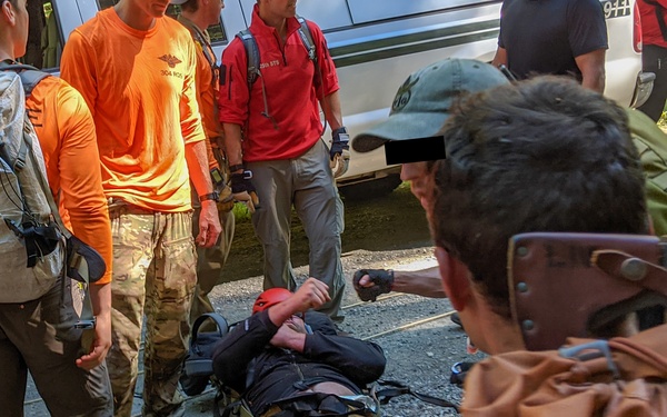 304th Rescue Squadron Guardian Angels Rescue Lost Father and Daughter Near Mt. Hood