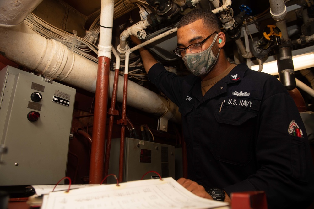 Sailor conducts maintenancechecks