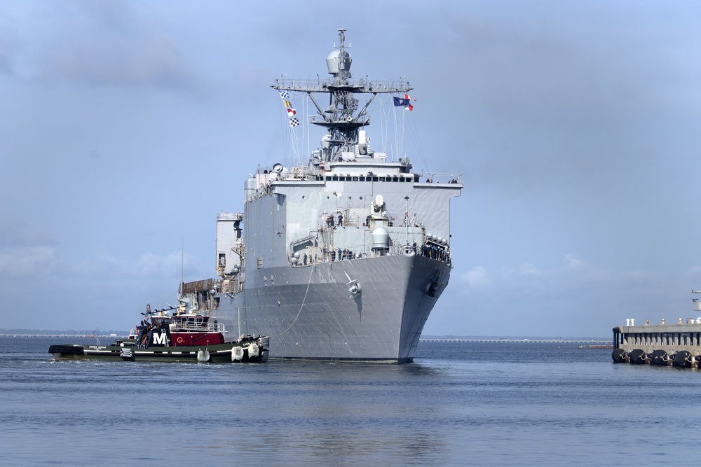 USS Gunston Hall Gets Underway for Sea Trials