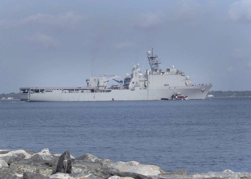 USS Gunston Hall Gets Underway for Sea Trials