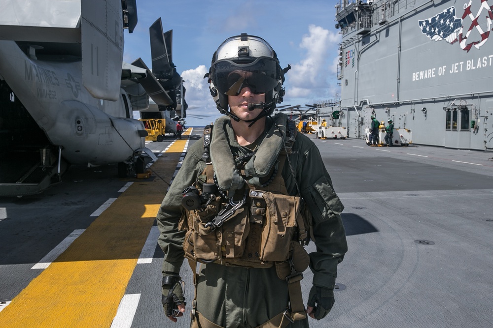 VMM-262, 31st MEU conduct flight operations aboard USS America