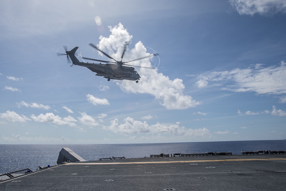 VMM-262, 31st MEU conduct flight operations aboard USS America