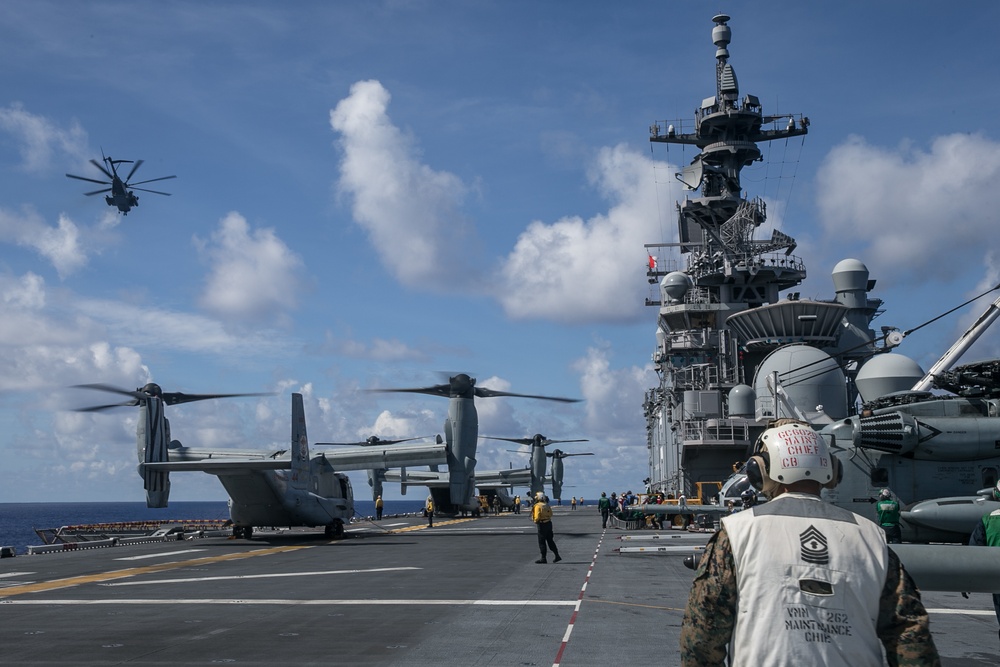 VMM-262, 31st MEU conduct flight operations aboard USS America