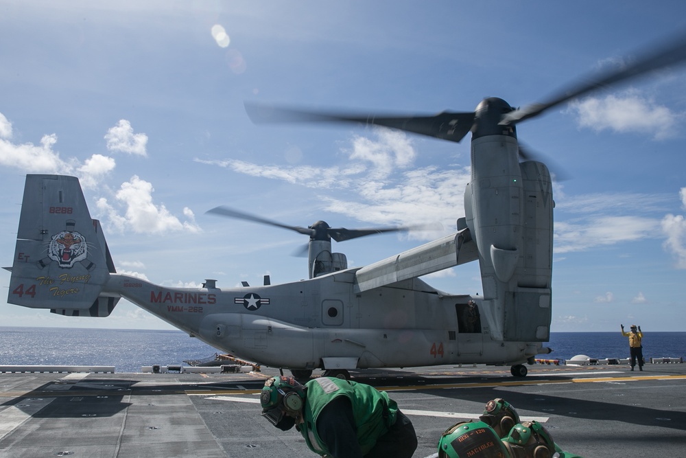 VMM-262, 31st MEU conduct flight operations aboard USS America