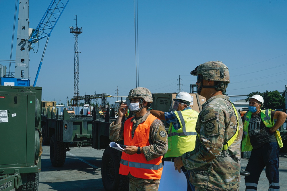 4/2 Soldiers unload equipment during port operations