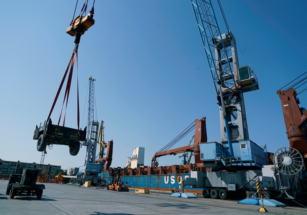 4/2 Soldiers unload equipment during port operations