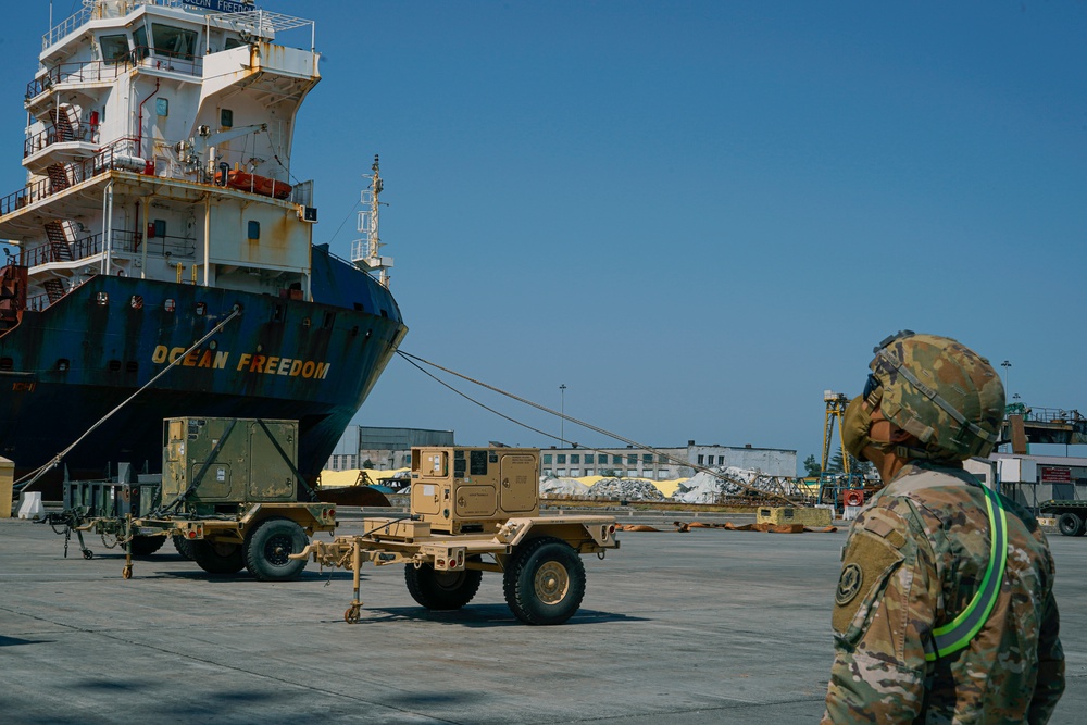 4/2 Soldiers unload equipment during port operations