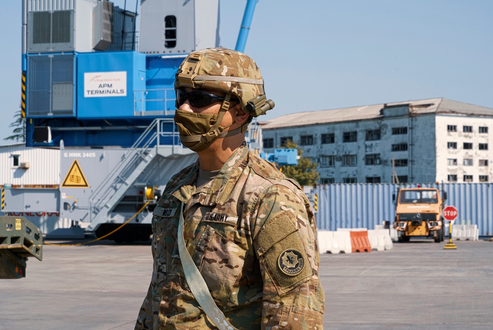 4/2 Soldiers conduct maintenance during port operations