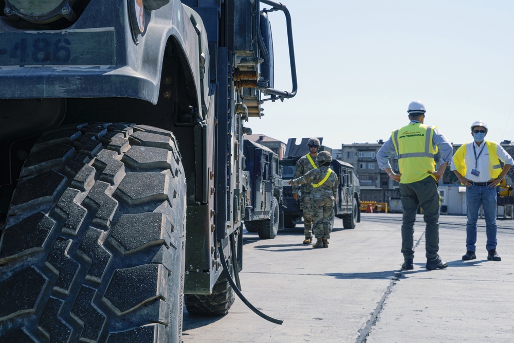 4/2 Soldiers conduct maintenance during port operations