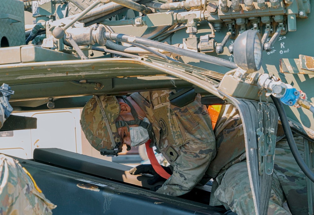 4/2 Soldiers conduct maintenance during port operations