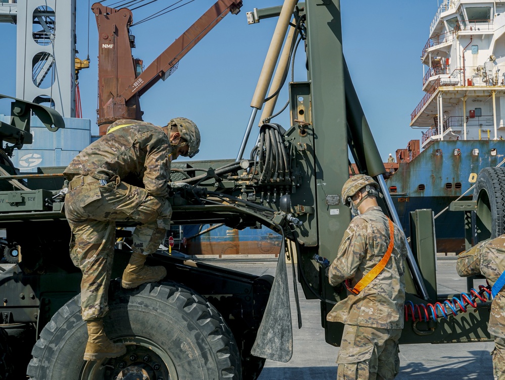4/2 Soldiers conduct maintenance during port operations