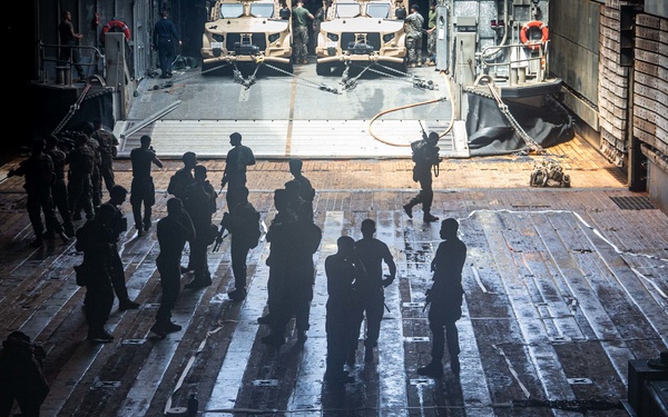 T  2/4, 31st MEU weapon drills in South China Sea