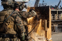 Reconnaissance Marines with the 31st MEU perform VBSS in South China Sea