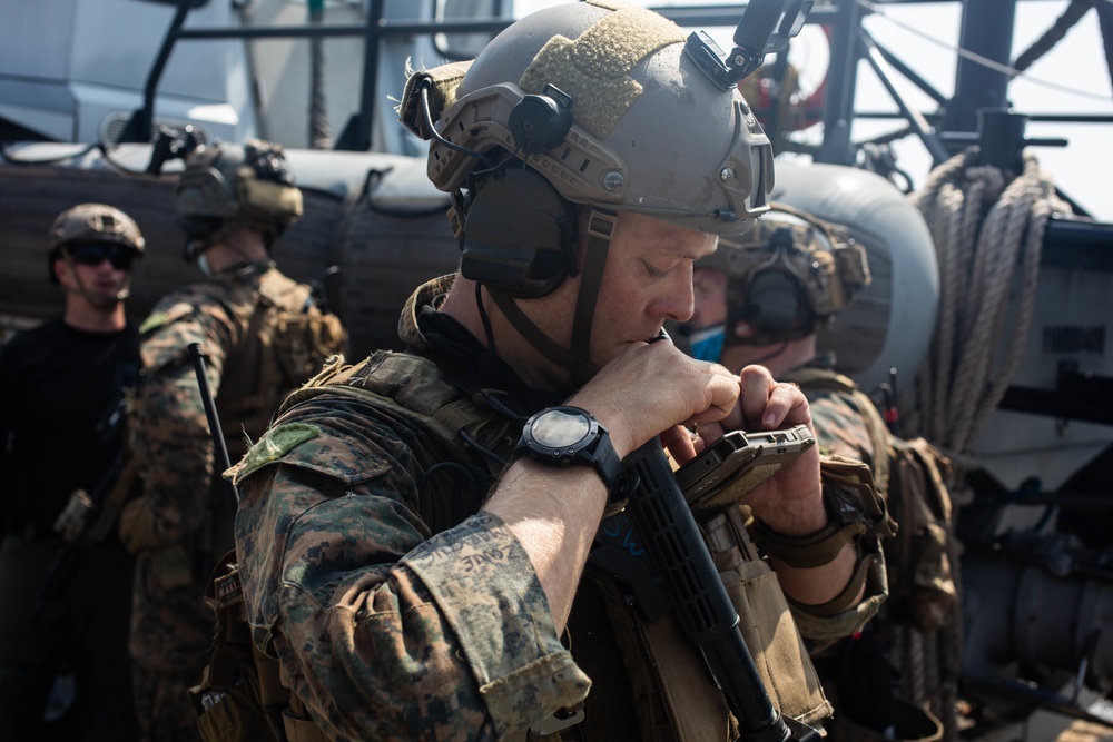Reconnaissance Marines with the 31st MEU perform VBSS in South China Sea