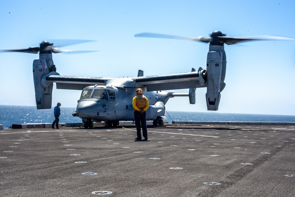 15th MEU leadership land on USS Somerset