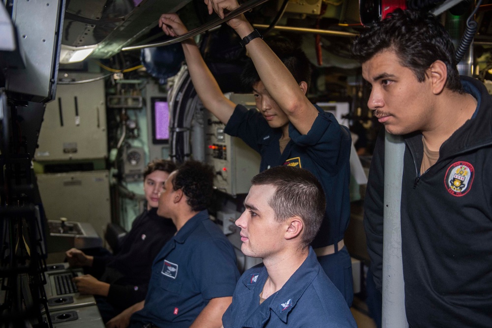 USS Chicago (SSN 721) Participates in Valiant Shield