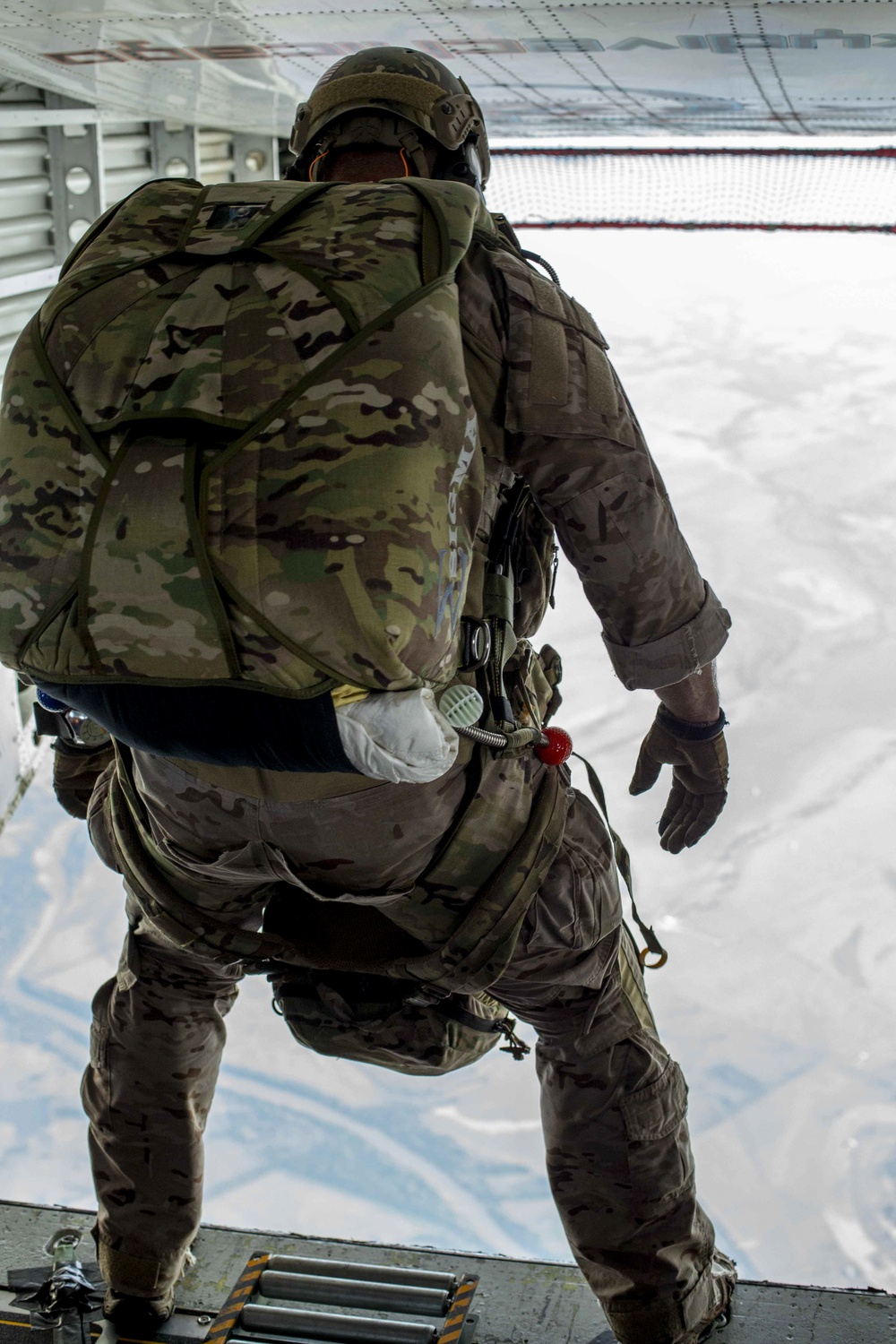 15TH MEU Marines participate in high altitude-high opening course