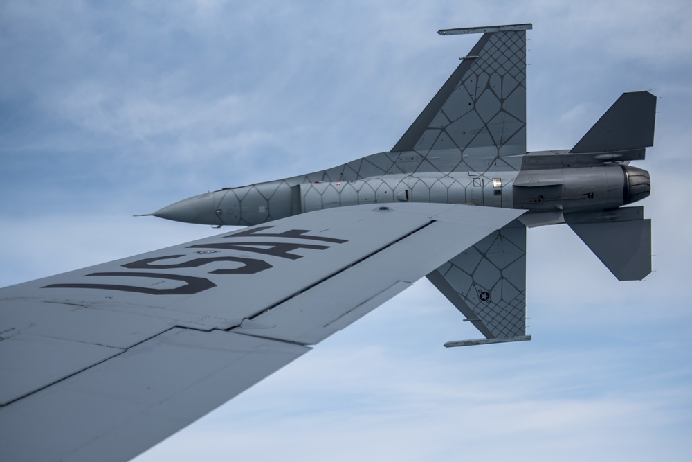 121st ARW refuels for Airshow London demo teams