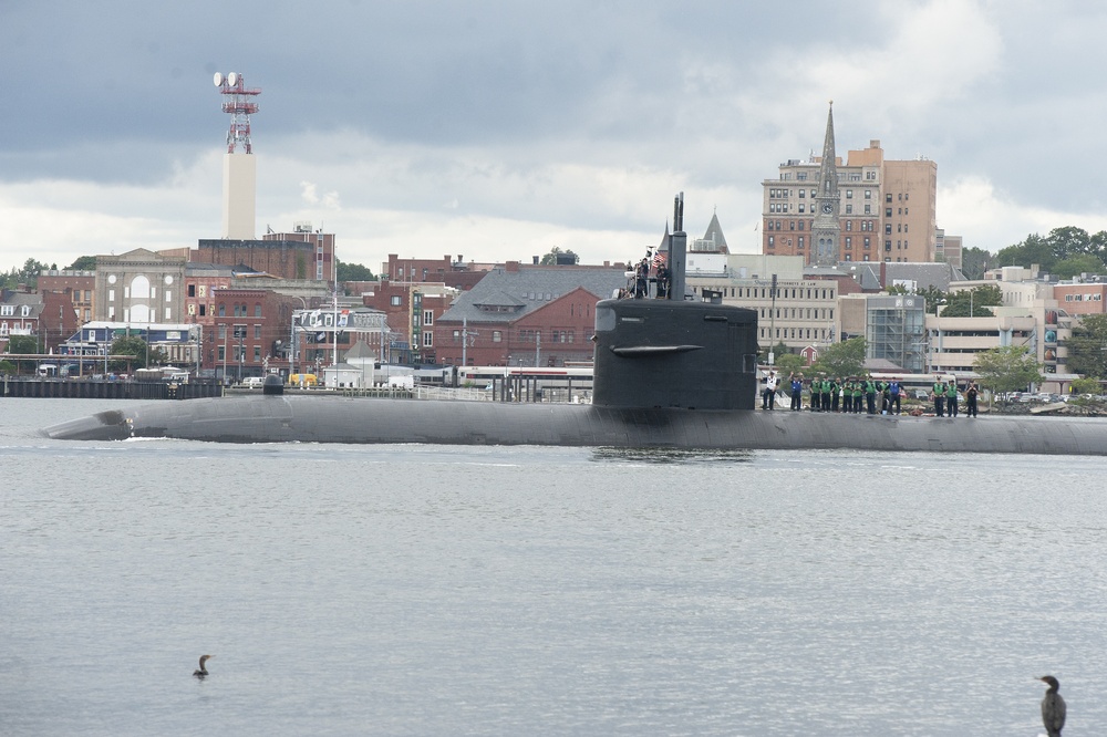 USS Providence (SSN 719) Departing