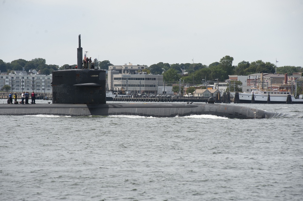 USS Newport News (SSN 750) Arrives at Submarine Base New London