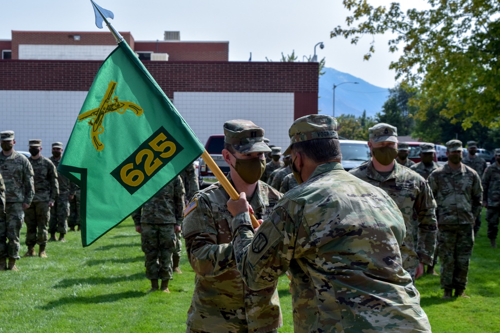 From one battalion to another: the 489th cases its colors, while the 625th unveils