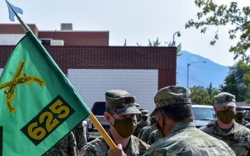 From one battalion to another: the 489th cases its colors, while the 625th unveils