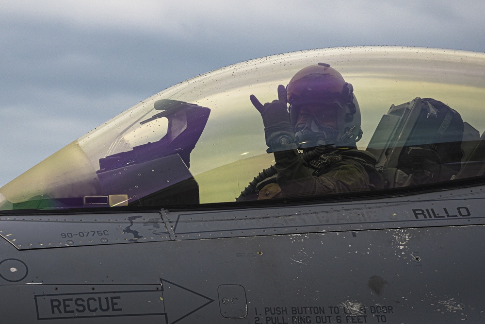 ‘Mustang 2’ debuts F-16 flight