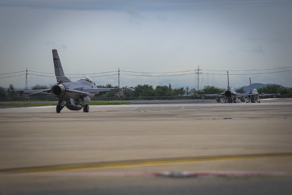 ‘Mustang 2’ debuts F-16 flight