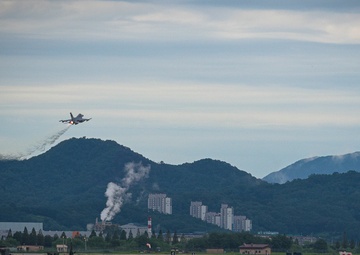 ‘Mustang 2’ debuts F-16 flight