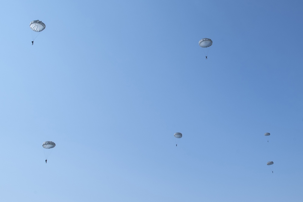 DVIDS - Images - Special Tactics Airmen parachute for training [Image 1 ...