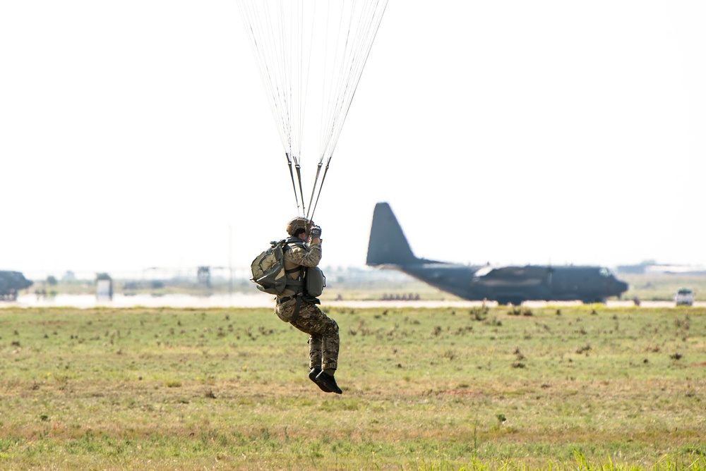 DVIDS - Images - Special Tactics Airmen parachute for training [Image 6 of  10]