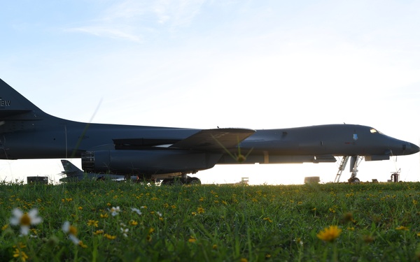 B-1s integrate with Valiant Shield