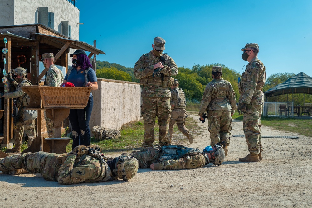 410th Military Police Company aids wounded during mock riot in Combined Resolve XIV